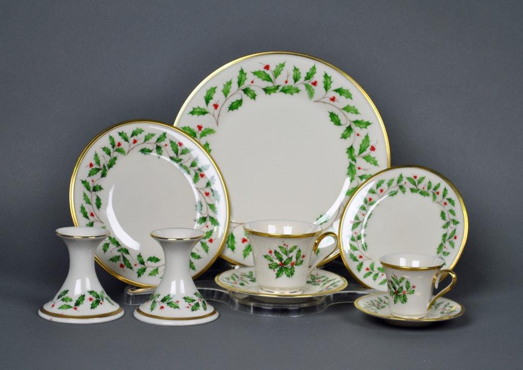 78-PIECE LENOX 'HOLIDAY' CHINA SERVICE: including 10 dinner plates, 16 salad plates, 12 bread & butter plates, 14 tea cups and saucers, 5 demitasse cups and saucers and a pair of candle holders