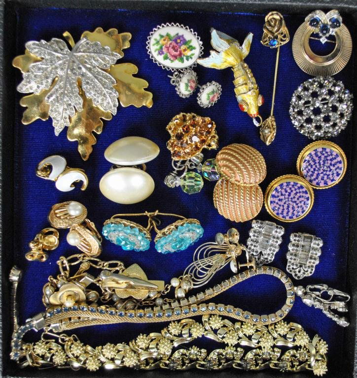 23-PIECE VINTAGE COSTUME JEWELRY GROUP: includes earrings, pendants, clips, necklaces and pins by McClelland Barclay (one or two rhinestones lacking), Trifari, Coro, Boucher, Laguna, Lisner, Castlecliff, Monet, etc.