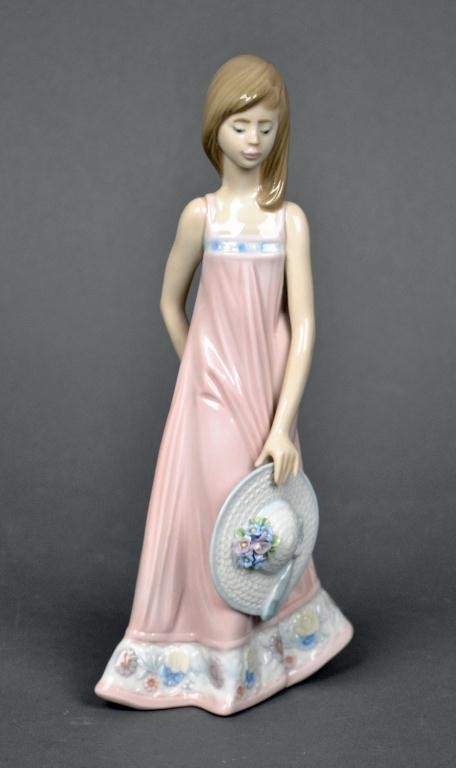 LLADRO FIGURINE - SARA: #5647, 8in.