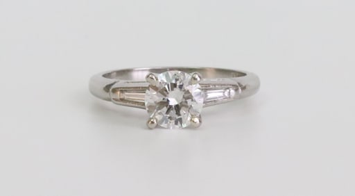 PLATINUM & DIAMOND ENGAGEMENT RING, WITH GIA
