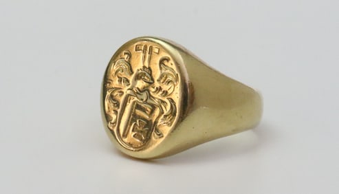 GENT'S 18K CARTIER CREST RING