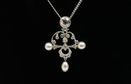 PLATINUM-TOP DIAMOND & PEARL PENDANT ON CHAIN