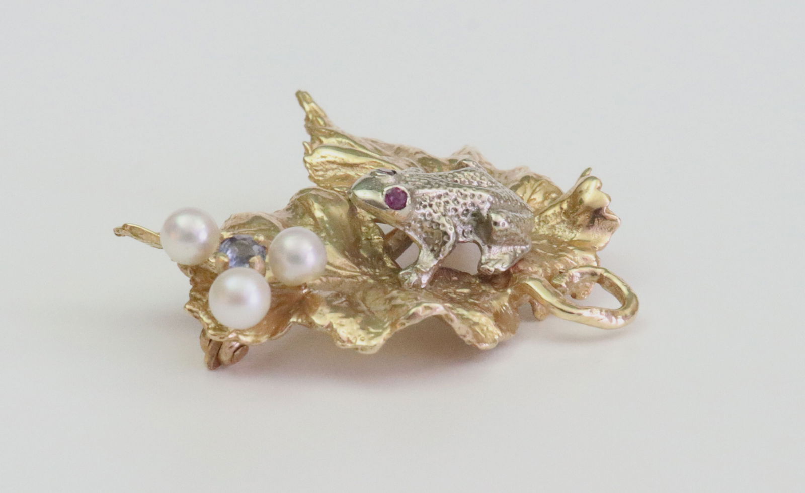 14K FROG & LEAF PIN (1 of 3)