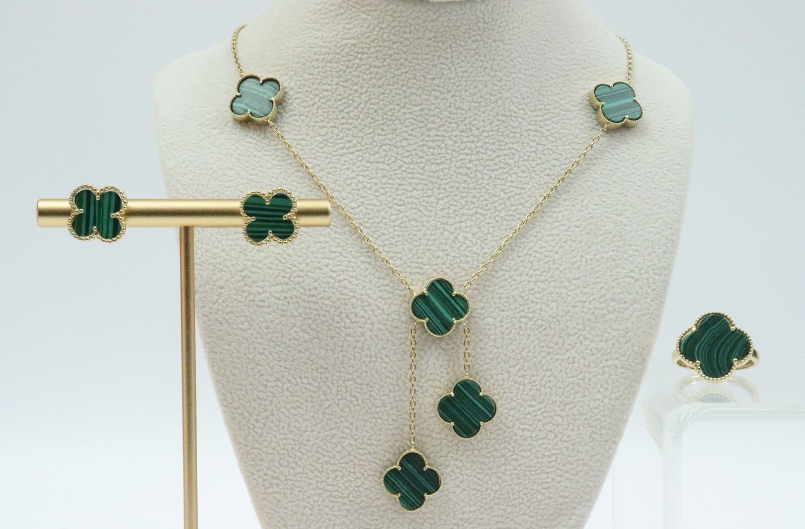 18K GOLD & MALACHITE PARURE: the quatrefoil pendants after the Alhambra design of Van Cleef & Arpels, includes an 18" 5-pendant adjustable cable chain necklace with 2" pendant drop, a pair of 13mm ear studs (earring backs not