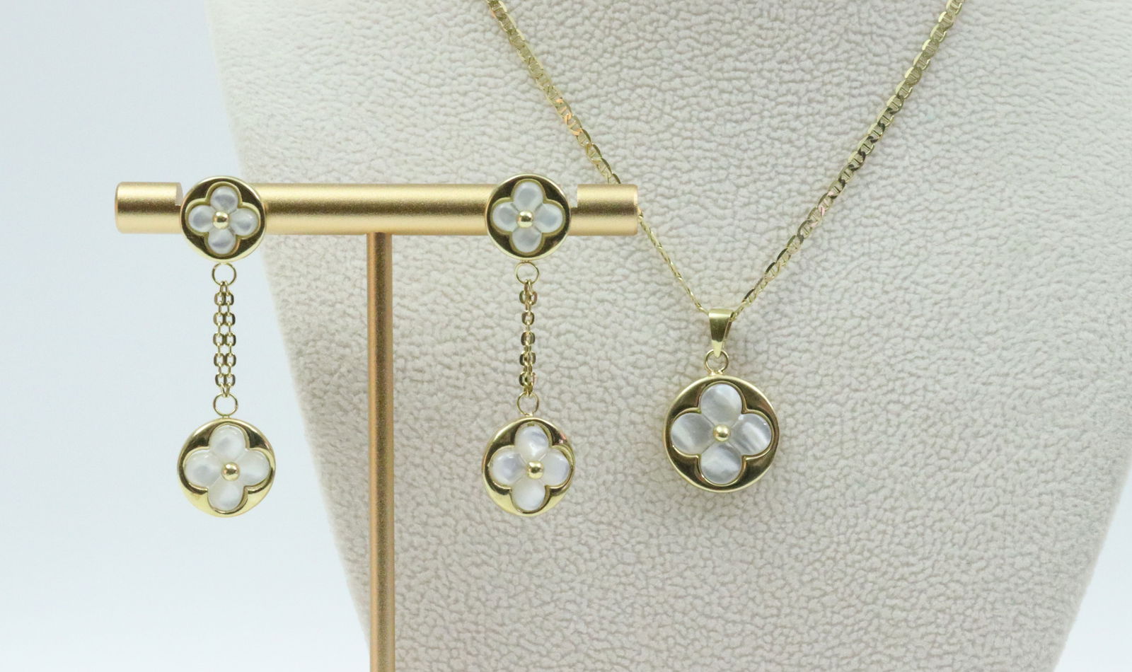 18K MOTHER OF PEARL NECKLACE & EARRING SET: including a (14mm) circular pendant with mother of pearl quatrefoil design on 18" flat anchor chain, and a pair of 1.5" 2-pendant double cable chain dangle earrings (pendants 10-11mm), all stamped