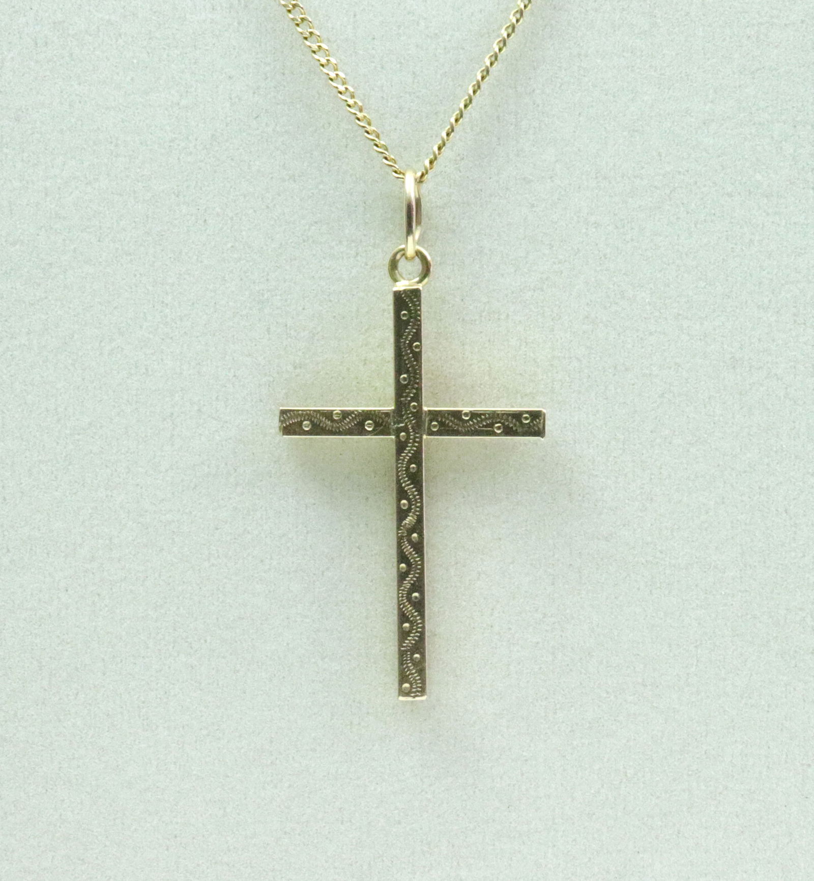 18K CROSS PENDANT ON CHAIN (1 of 3)
