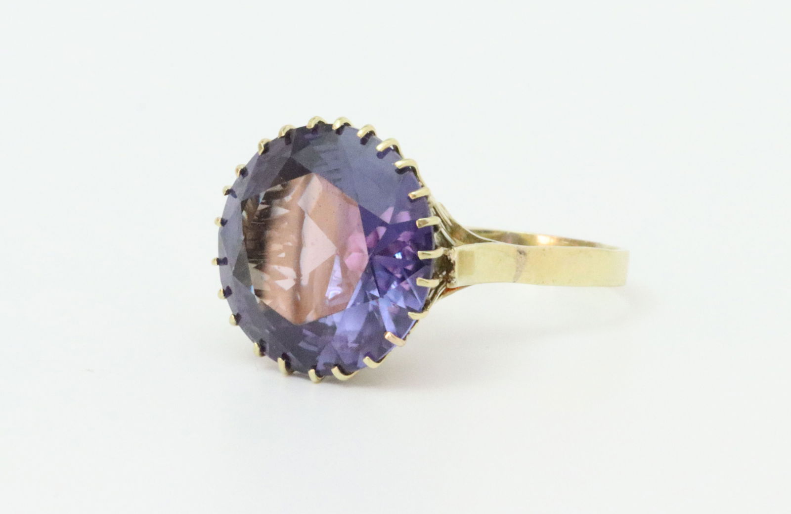 18K COLOR-SHIFT SAPPHIRE RING: featuring a large round color-shift sapphire approx. 14.75ct (16x8mm), raised on tall reticulated setting, in yellow gold, stamped 18K, size 7, 6gms., Opening Bid $400