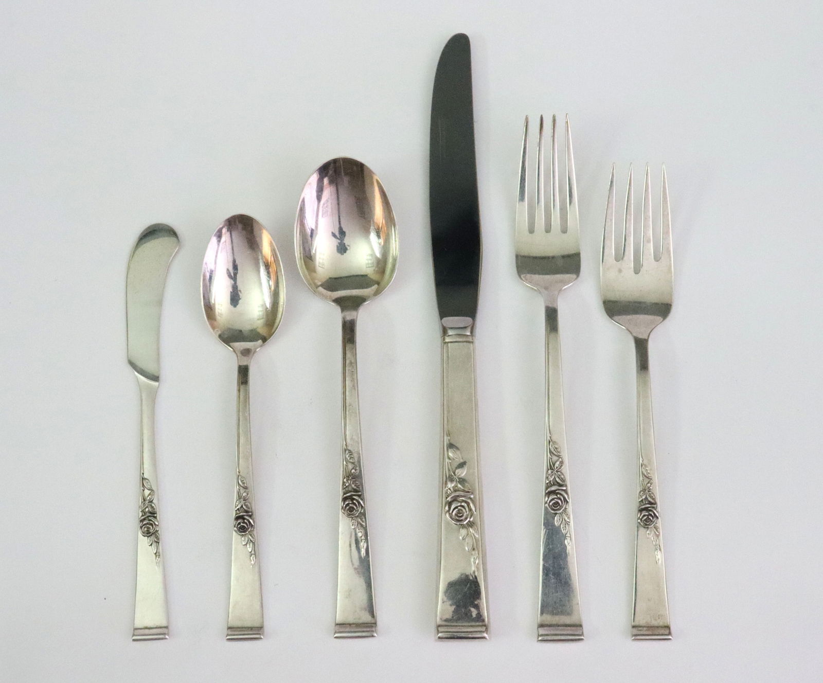 (82) PIECE REED & BARTON STERLING FLATWARE SERVICE (1 of 2)