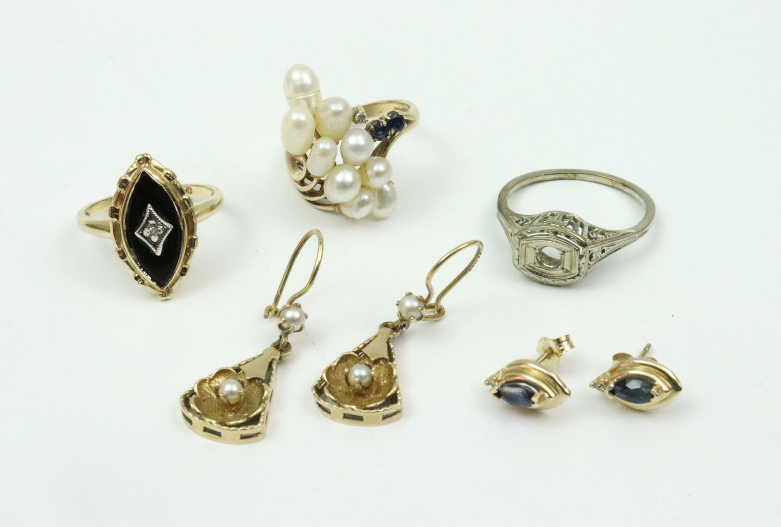(5) PIECE GOLD JEWELRY GROUP: rings include an 18K white gold filigree ring setting (lacking stone), size 8.25, 2.8gms., a 14K baroque pearl cluster ring accented with 2 sapphires and a diamond (adhesive remnants at base of
