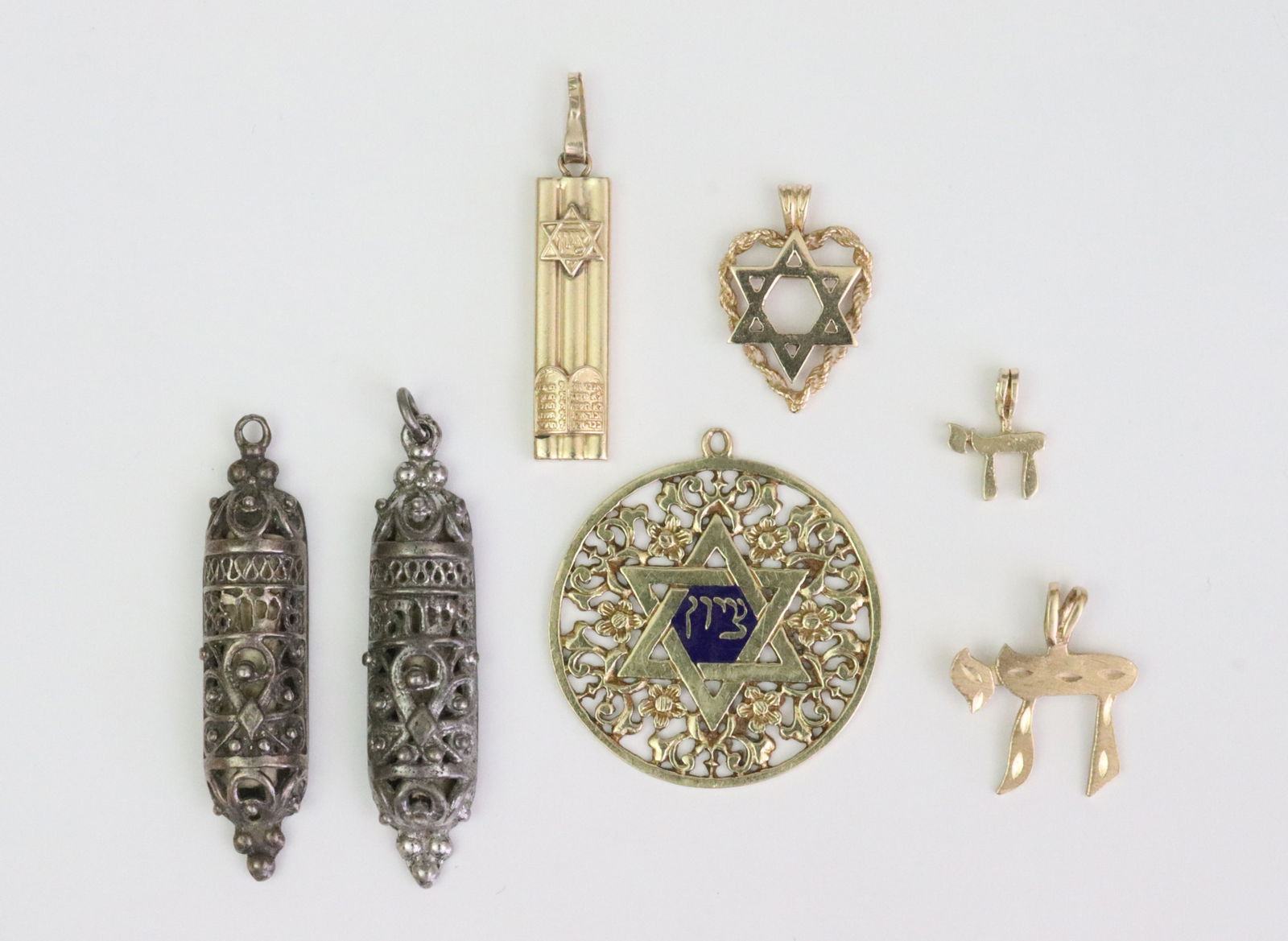 (7) PIECE JUDAICA JEWELRY GROUP: (5) 14K pendant charms include a filigree Star of David with blue enamel accent (enamel scuffs), a mezuzah, a Star of David heart with rope trim, and 2 Chai symbols, largest 1.1in., all stamped or