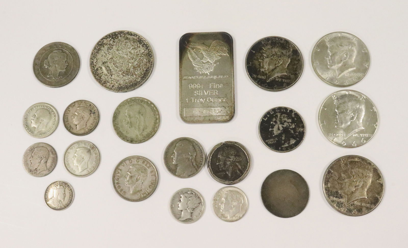 GROUP OF US & INTERNATIONAL SILVER COINS & BULLION: US coins include (2) 1964 Kennedy half dollars, (2) Kennedy 40% half dollars, (3) quarters, one modified, (2) dimes and a 1944 war nickel, International coins include a 1907 Canadian five cent