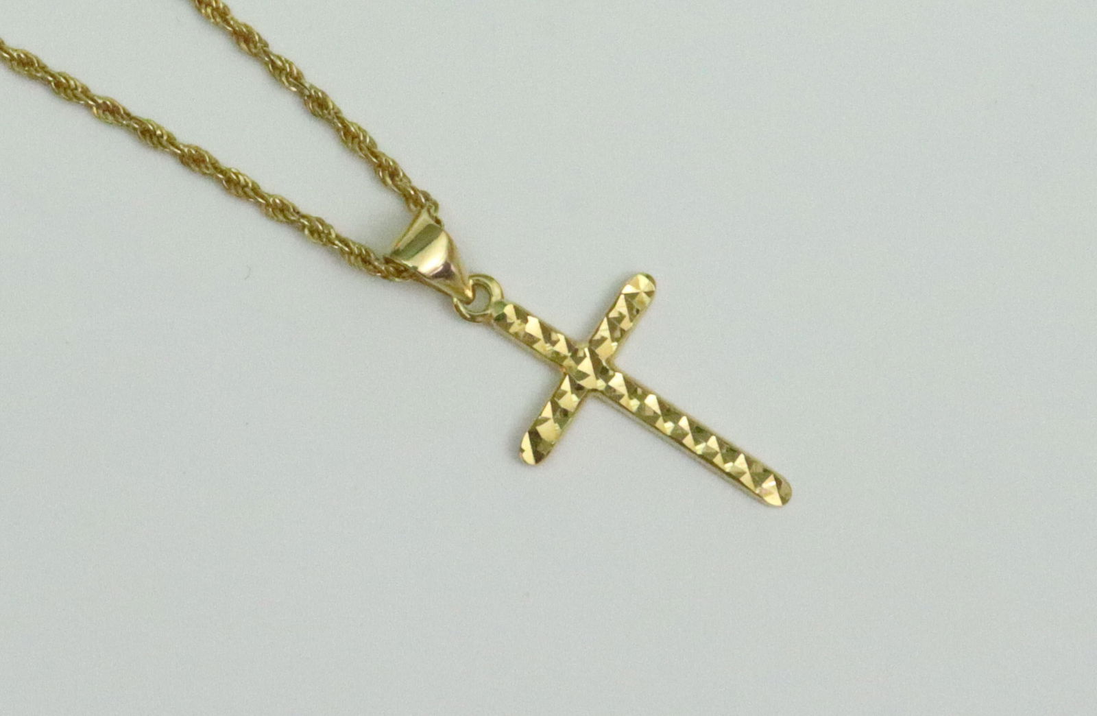 18K CROSS PENDANT ON CHAIN (1 of 4)