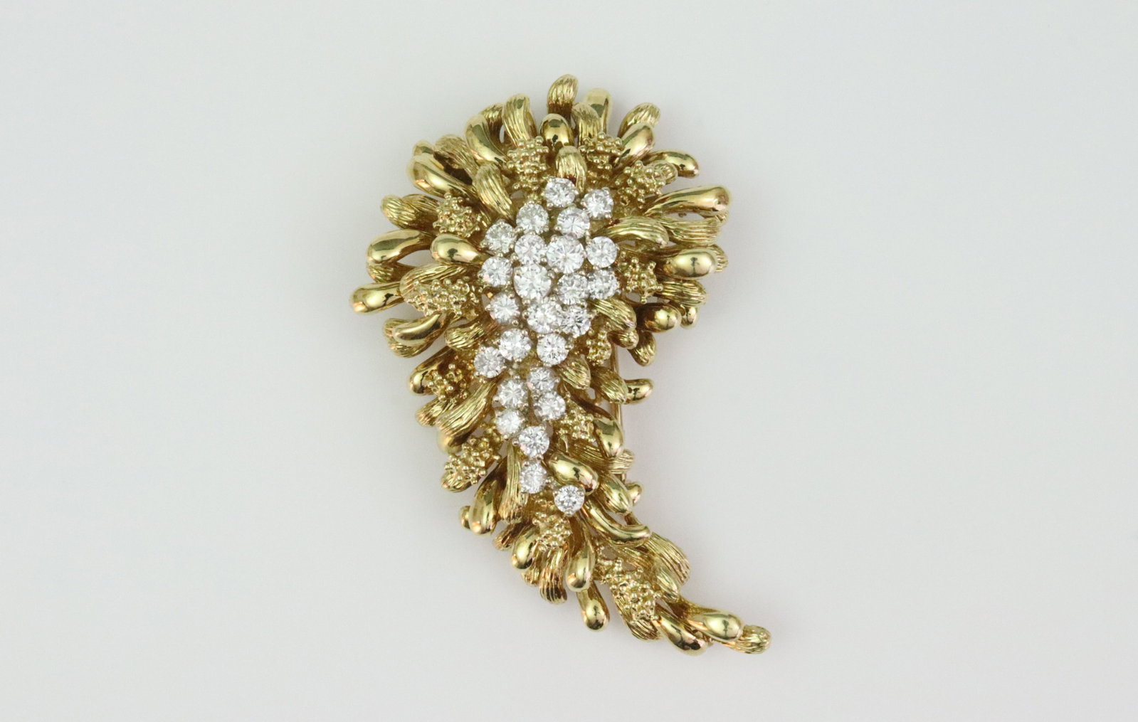 18K DIAMOND CHRYSANTHEMUM CLIP BROOCH: designed as a chrysanthemum spray, set with 25 round brilliant cut natural diamonds approx. 3.00ctw (in our opinion: E-F color, VS-SI clarity, small edge chip to one diamond observed under