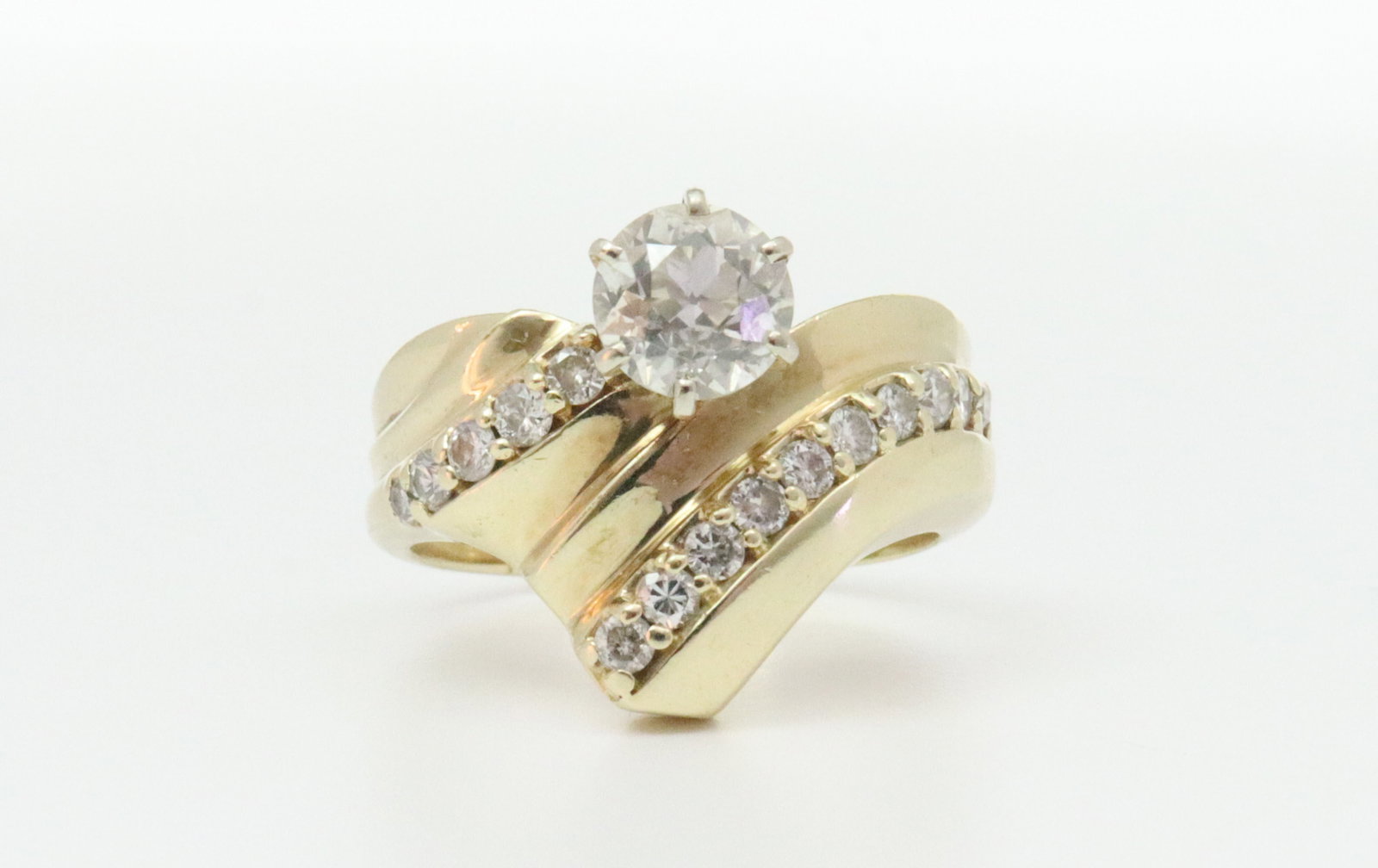 14K DIAMOND WEDDING RING: set with a center round brilliant cut natural diamond approx. 1.00ct (in our opinion: J-K color, SI clarity, however not guaranteed), accented with 15 round natural diamonds approx. 0.45ctw, total