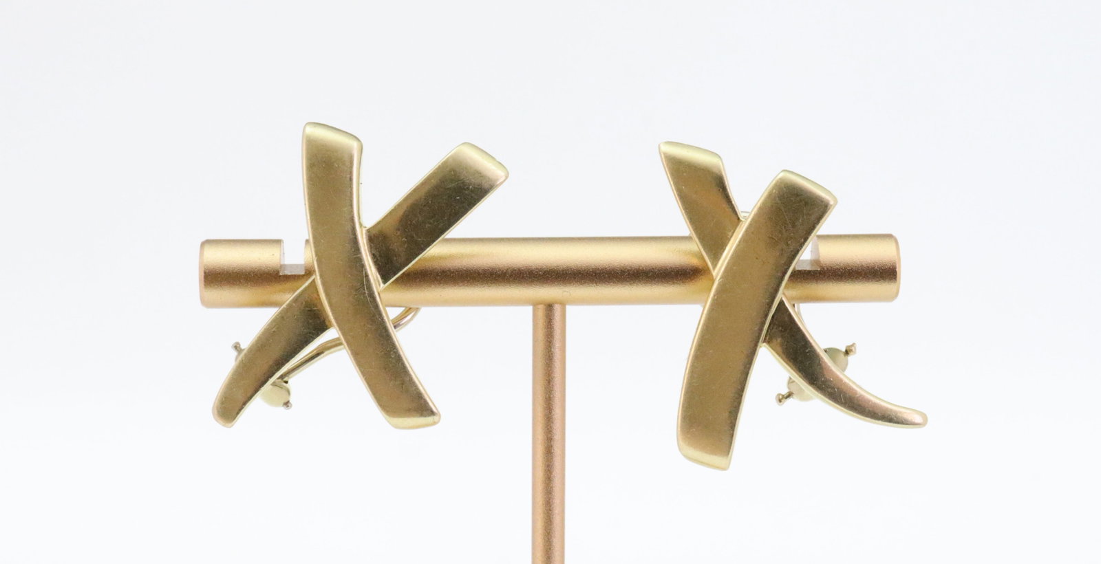 18K PALOMA PICASSO FOR TIFFANY & CO. X EARRINGS: Paloma's Graffiti Collection, in yellow gold, stamped '1983 Tiffany & Co. 18K Paloma Picasso', mild surface scratches, 1.2x.7in., 11.8gms., Opening Bid $700