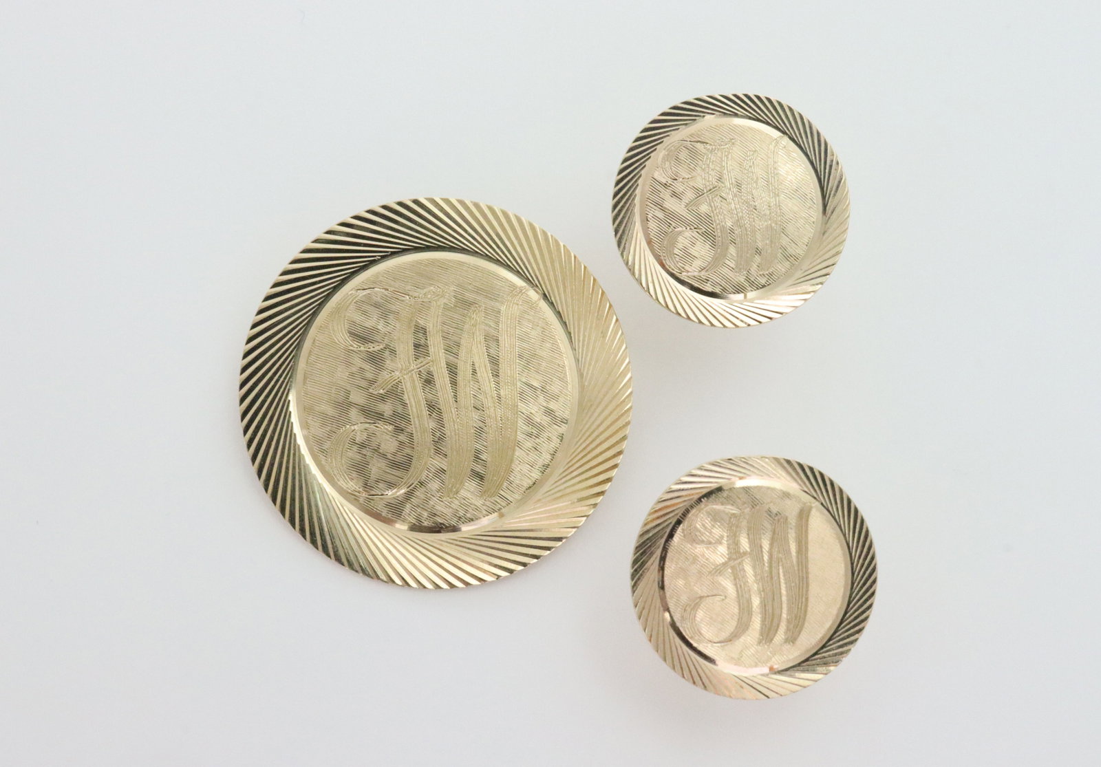 14K SIGNET PIN & EARRING SET: designed in round form with spiral edge, monogram 'FW', pin 1.25in., the matching screwback earrings .75in., in yellow textured gold, each stamped 14K, gross weight 13.2gms., Opening Bid $600