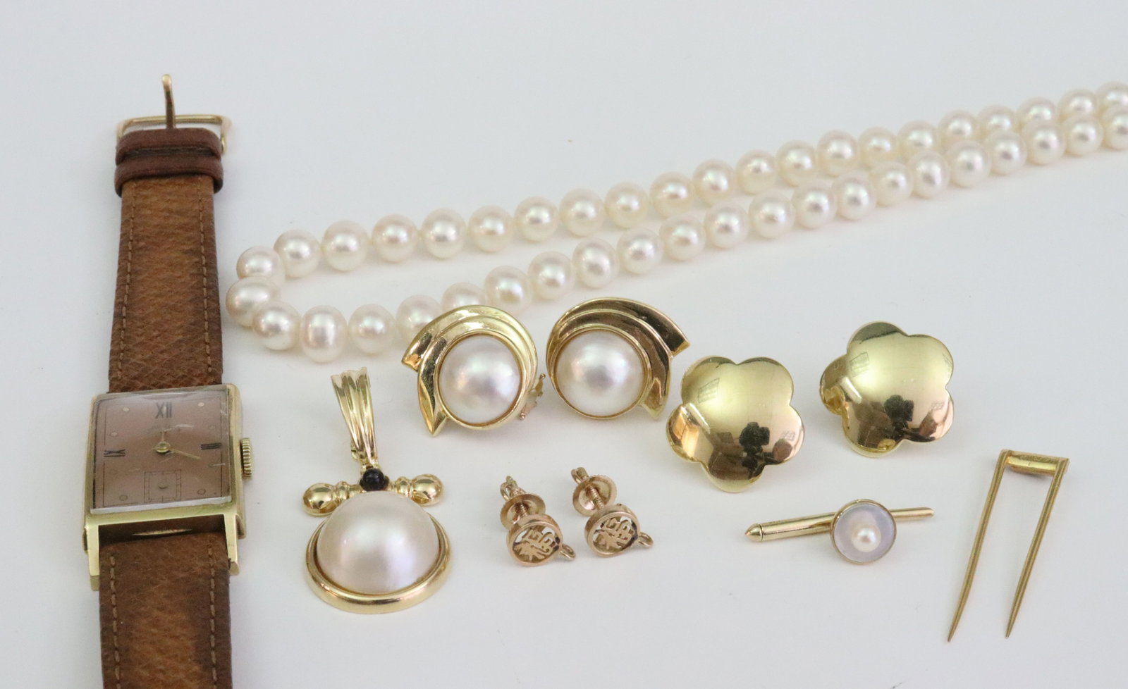 (8) PIECE MAINLY 14K ESTATE JEWELRY GROUP: 14K includes a single strand (7.5-8mm) off-round pearl necklace (14K non-working clasp with dent, needs replacement), 18in., a mabe pearl enhancer with gemstone accent, 1.5in., a pair of mabe pearl sw