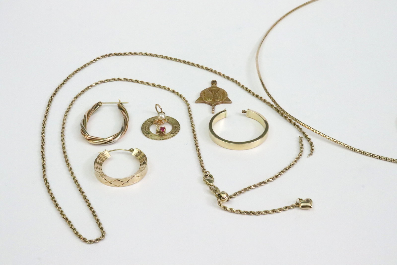 (7) PIECE GOLD JEWELRY GROUP INCL. SCRAP: 14K includes a 27" as-is rope chain with adjustable heart slider (chain with broken link), 3.4gms., a 20" omega wire-wrapped necklace with magnetic clasp (slight unravel of omega links by end caps), 7