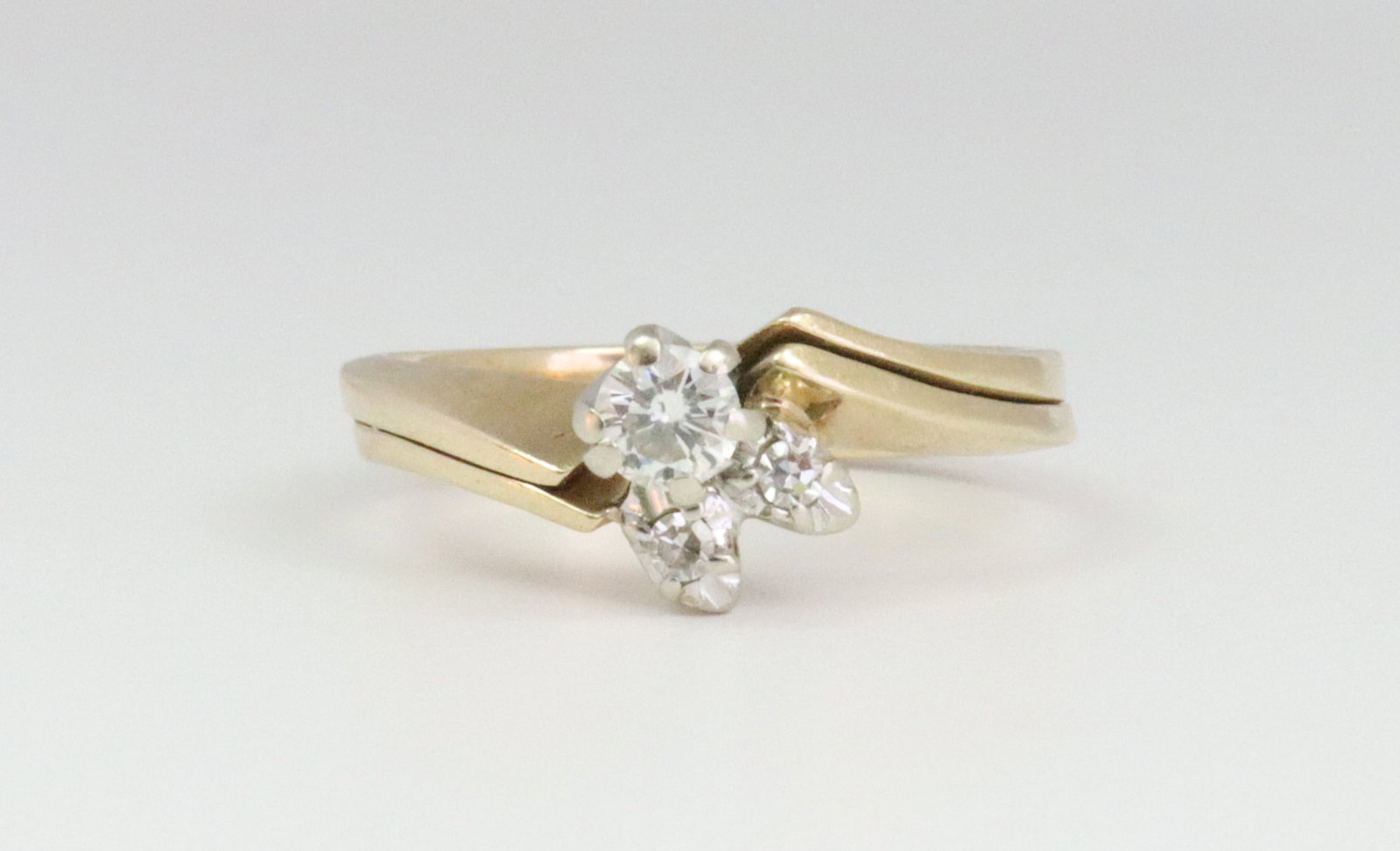 14K DIAMOND WEDDING SET: the engagement ring set with a round natural diamond approx. 0.20ct, the band set with 2 round (3pt) natural diamonds, in yellow gold, diamonds set in white gold, test 14K, wedding ring interior with 