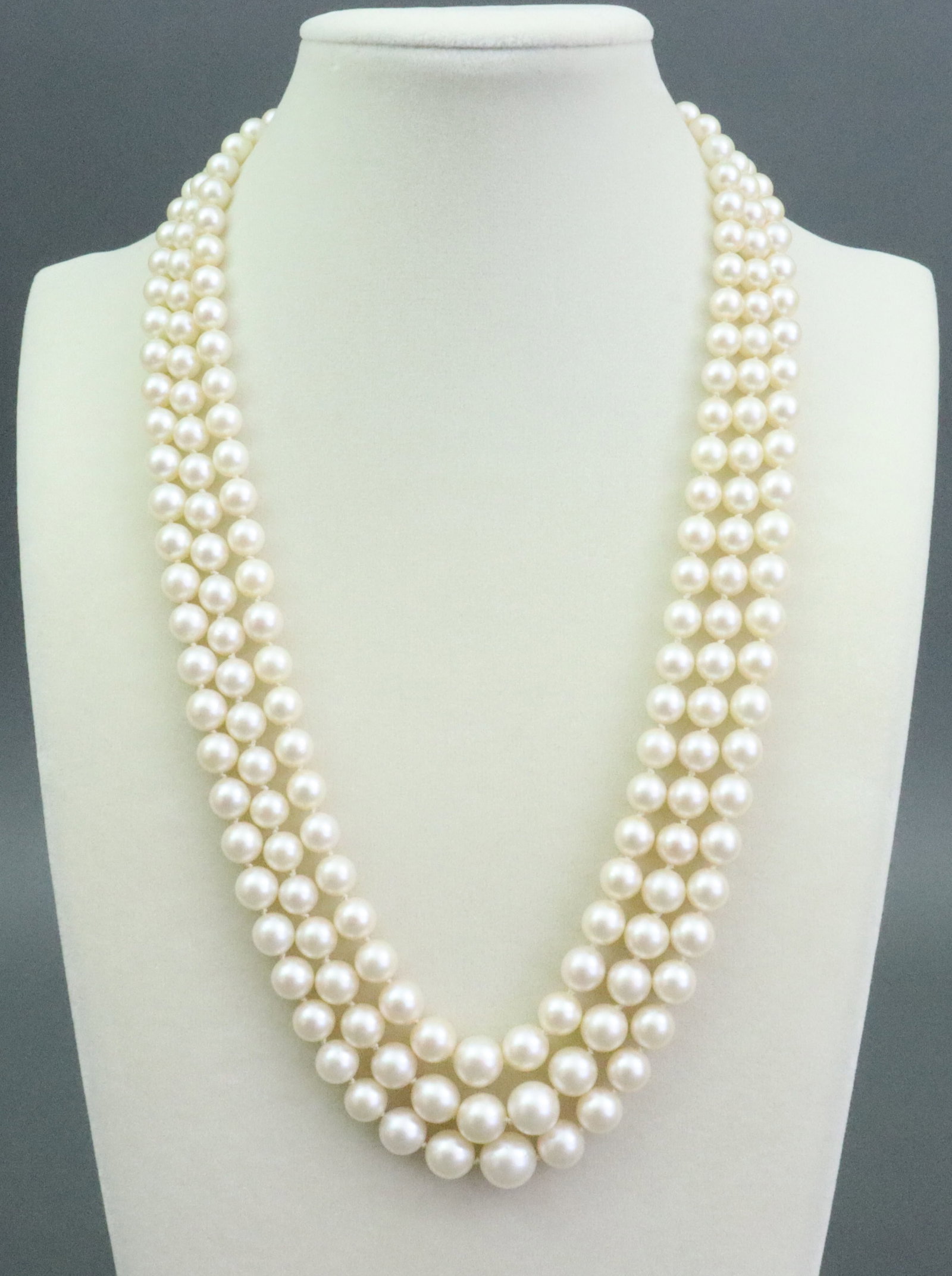 3-STRAND PEARL NECKLACE WITH 14K JADE CLASP: comprising (6-10mm) graduated cultured pearls, the clasp set with an oval (18x13mm) pierced floral jade stone, in yellow gold, stamped 14K, safety catch, pearls in nice condition with minimal