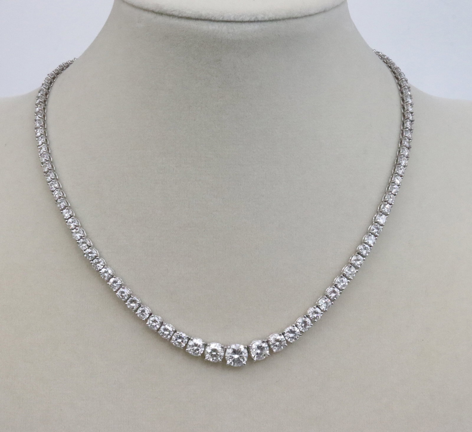 PLATINUM & DIAMOND CHOKER NECKLACE, 16.00CTW: in graduated design comprising 109 round brilliant-cut natural diamonds ranging in size from 1.00ct to 0.07ct (in our opinion: G-I color, SI clarity, however not guaranteed), the bow-form clasp set wi
