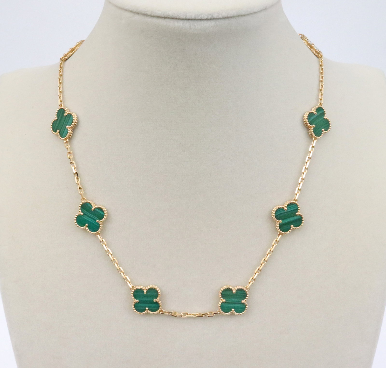 VAN CLEEF & ARPELS 10-MOTIF ALHAMBRA NECKLACE: adorned with 10 quatrefoil motifs set in malachite on cable chain, in 18K yellow gold, reference VCAJB354315 / Au750, stamped on first clover adjacent to clasp, clasp stamped 750, 17in., 26.2gms.,