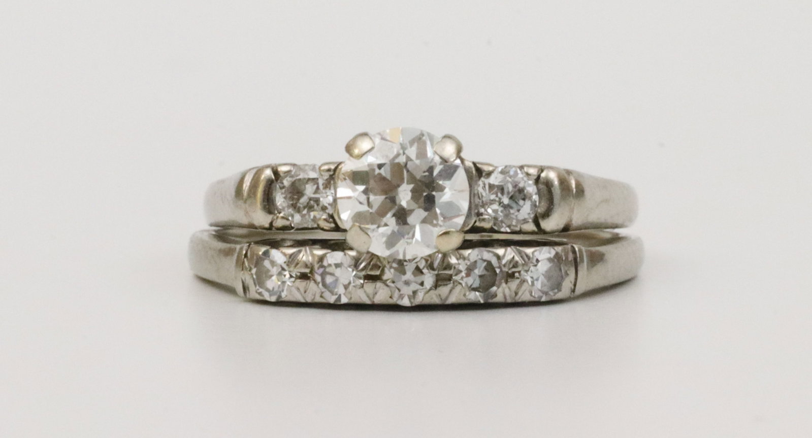 14K DIAMOND WEDDING SET, 1.10CTW: the engagement ring set with a round natural diamond approx. 0.70ct (in our opinion: G-H color, very minor edge flake, SI clarity, however not guaranteed), flanked by 2 round diamonds approx. 0.20ctw,