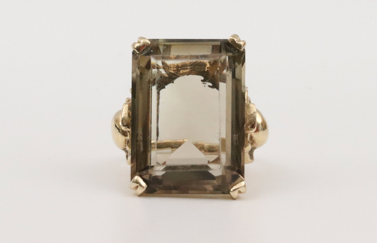 14K BERYL COCKTAIL RING: comprising a large stepped emerald-cut yellowish-brown beryl stone approx. 25x18mm (refractive index 1.59-1.60), the stone is secure but a bit loose within its prongs, light scuffing visible under