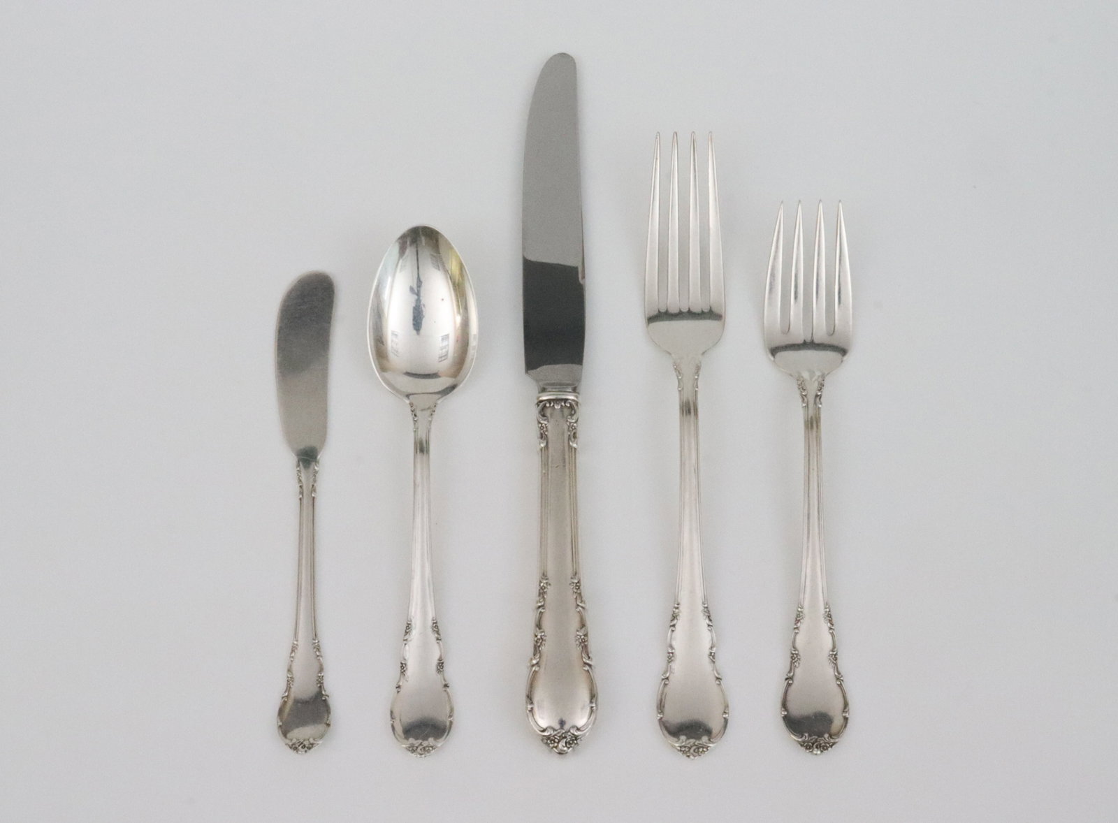 (51) PIECE LUNT STERLING FLATWARE SERVICE: in Modern Victorian pattern, includes 12 teaspoons, 10 each place knives (9in.), place forks (7.25in.), and salad forks, and 6 butter spreaders, serving pieces include a serving spoon, a serving fork,