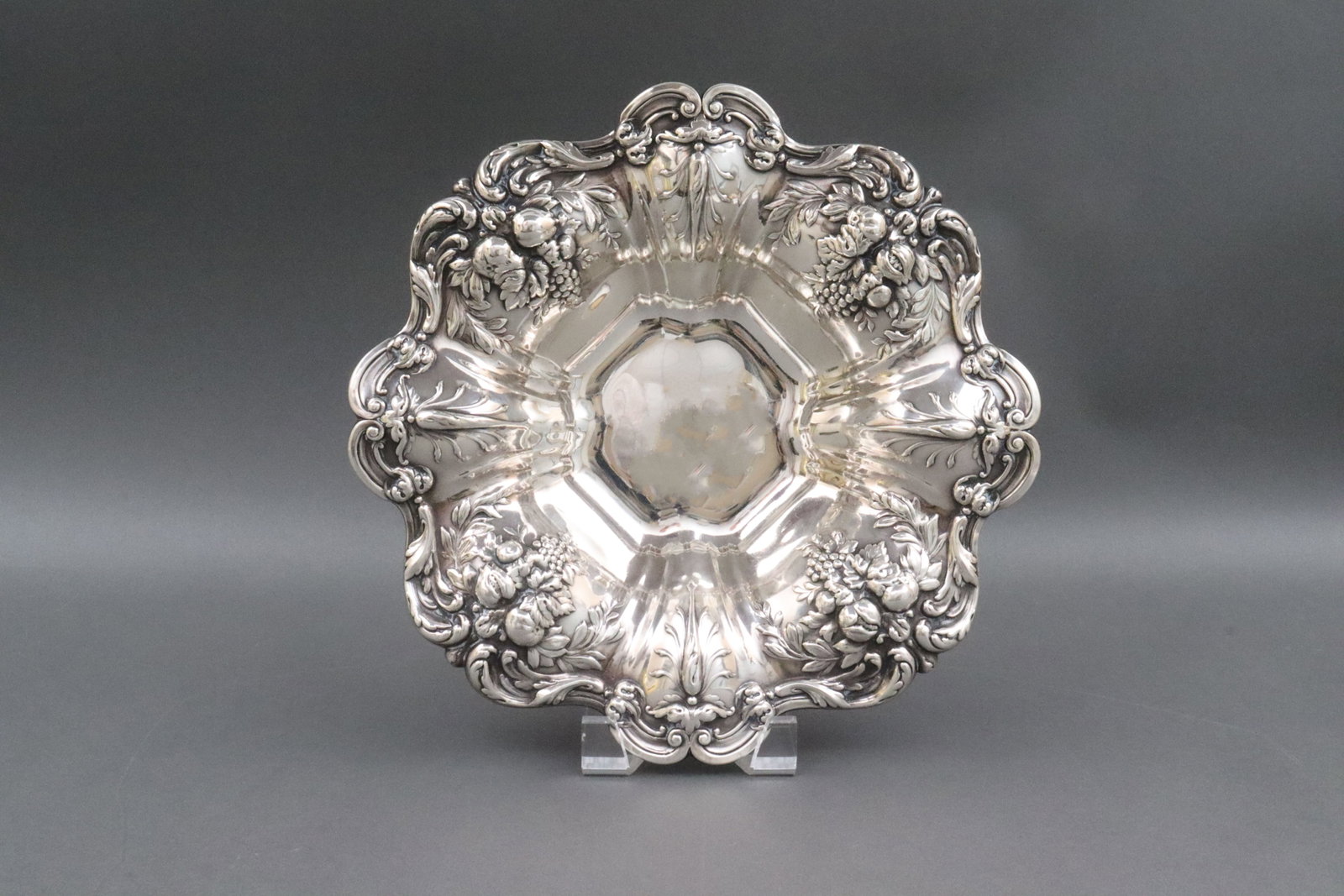 REED & BARTON FRANCIS I CENTER BOWL: stamped X569 with 1951 date code, 11.5in., 20.2ozt., Opening Bid $700
