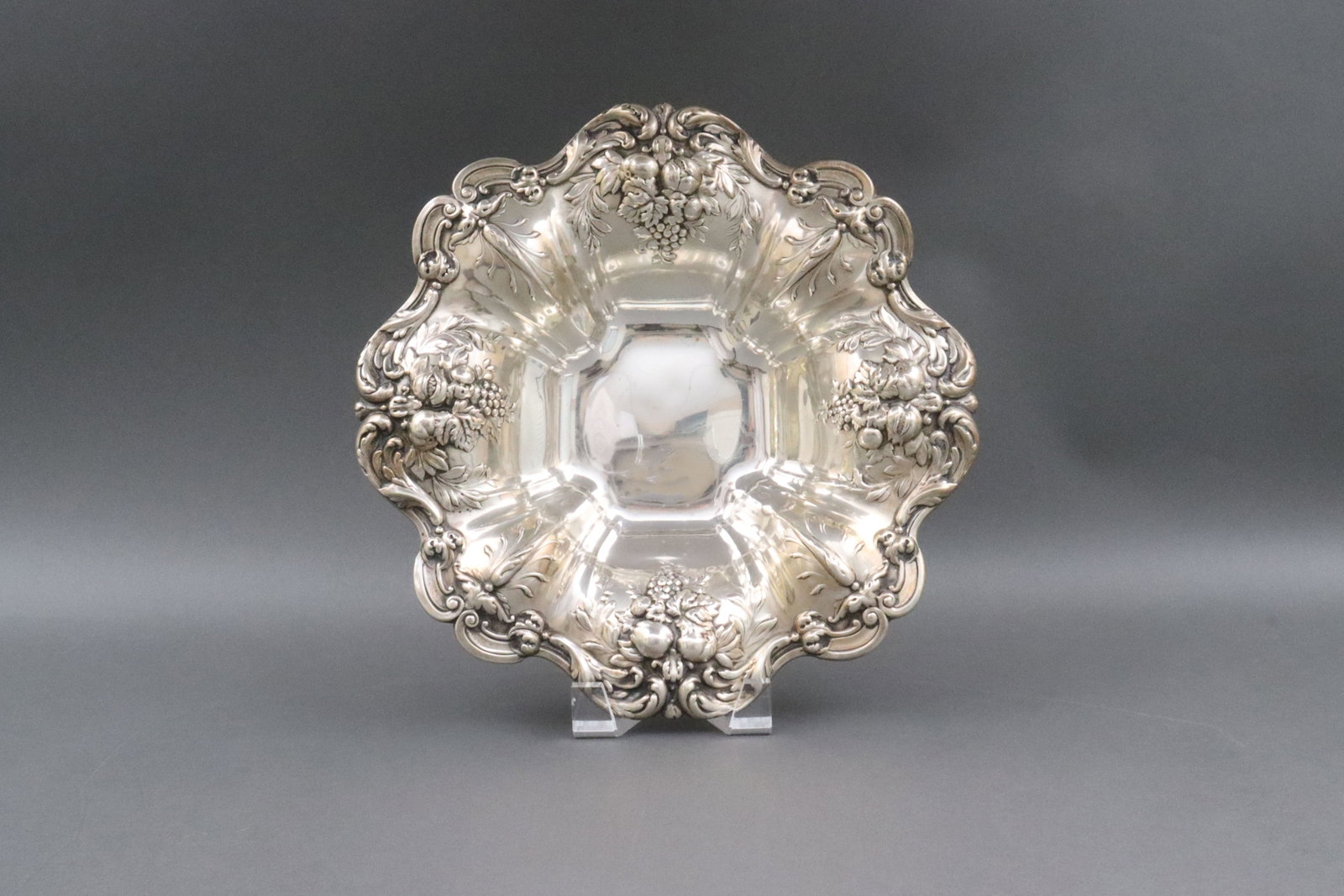 REED & BARTON FRANCIS I CENTER BOWL: stamped X569 with 1950 date code, 11.5in., 20.4ozt., Opening Bid $700