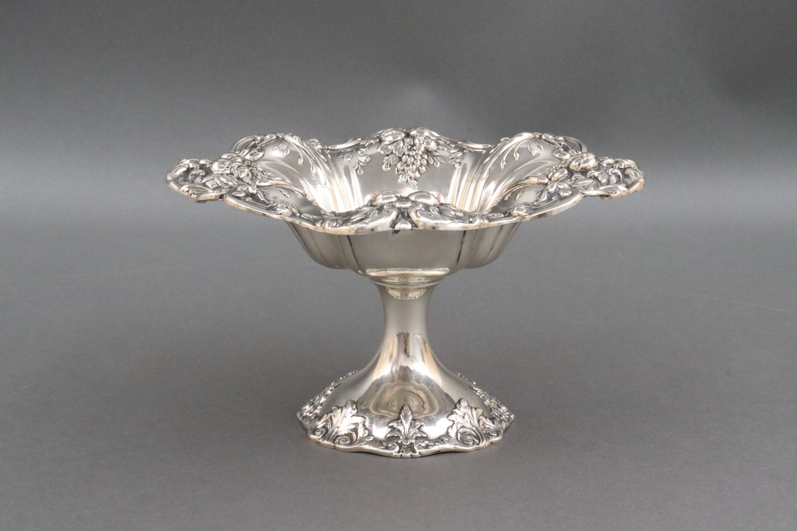 REED & BARTON FRANCIS I COMPOTE: stamped X568 with 1949 date code, 4.75x8in.,12.6ozt., Opening Bid $400