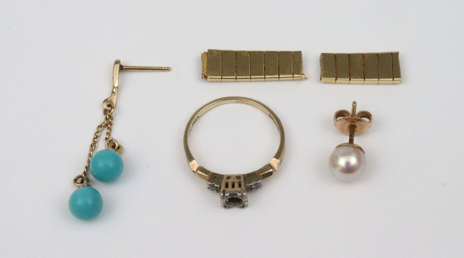 (5) PIECE SCRAP GOLD JEWELRY GROUP: 18K includes 2 watch band segments, 3.7gms., 14K includes an engagement ring setting (center stone missing), a single (6mm) cultured pearl ear stud with clutch back, and a single faux turquoise