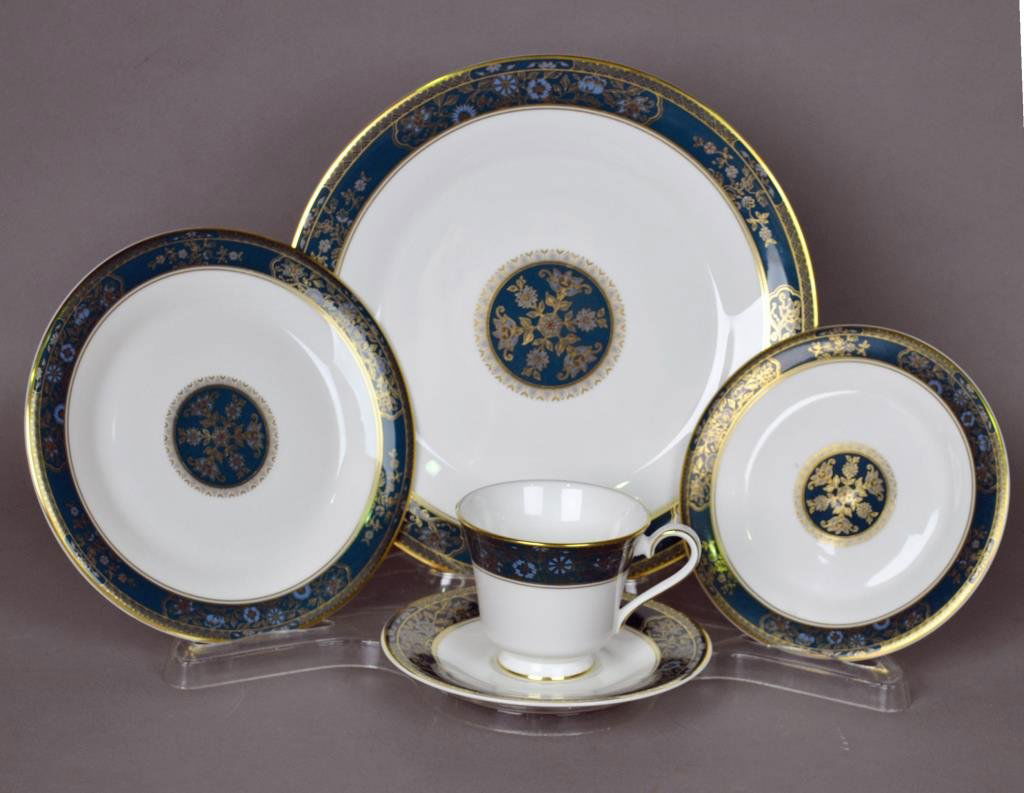 70PIECE ROYAL DOULTON 'CARLYLE' CHINA SERVICE