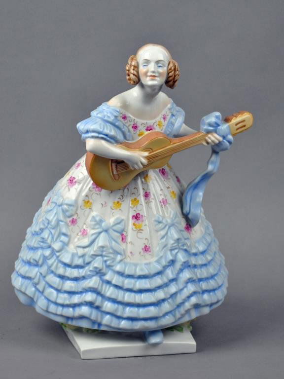 LARGE HEREND FIGURINE DERYNE