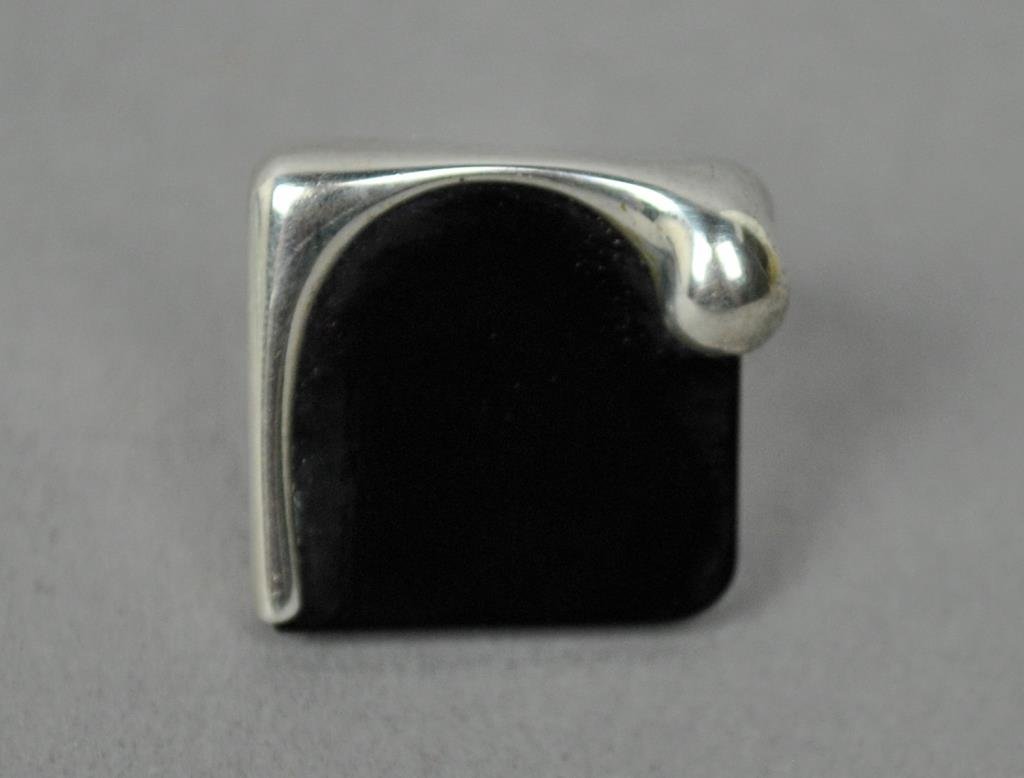 ELSA PERETTI FOR TIFFANY SILVER & ONYX RING: marked 'Tiffany & Co. / Peretti / Sterling / Spain'