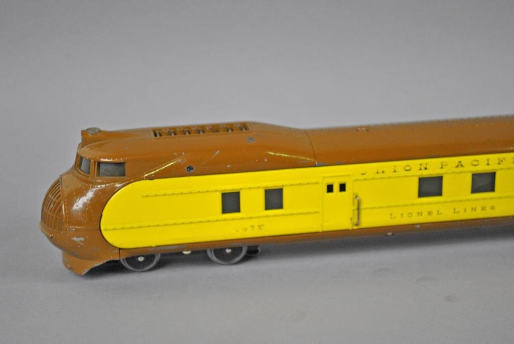 LIONEL PRE-WAR TWO-TONE STREAMLINER 751E TRAIN SET: includes 752E power unit, 753 coach, 754 observation, and two 752T vestibules, paint rubs and scrapes, all original boxes sealed on one end, all but one flap intact, set box with all flaps but taped, 