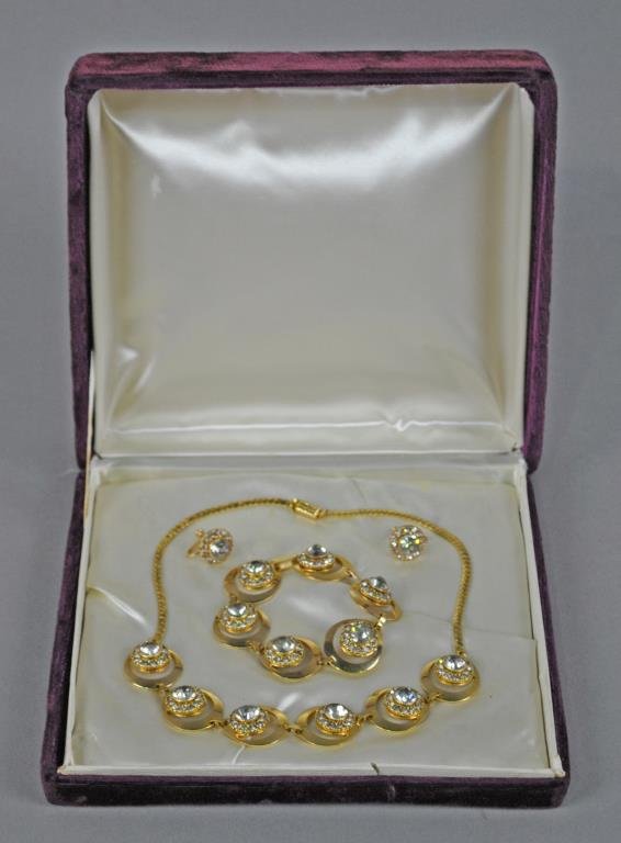 3-PIECE VINTAGE PARURE: in white paste, comprising a 17" necklace, a 7" bracelet, and screwback earrings