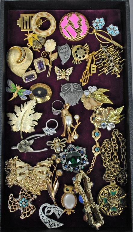 30+ PIECE SIGNED COSTUME JEWELRY GROUP: includes Coro, Emmons, B.S.K., J.J., Florenza, Phyllis, Van Dell, Monocraft, Francois, Metzke, Mamselle, Winard, Sarah Covington, Briglia, Swank, ART, Simmons, Corocraft, Kafin, Bogoff, Kramer, and Re