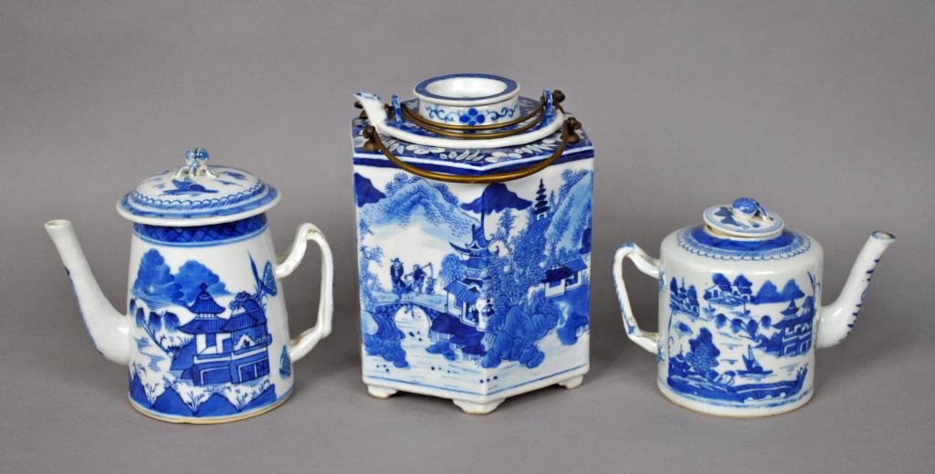 (3) CHINESE EXPORT BLUE & WHITE TEAPOTS: 19thC., two of cylindrical form with double strap handles, one with brass handles and integral warmer, all with pattern matching covers, tallest 8in., very minor rough spots