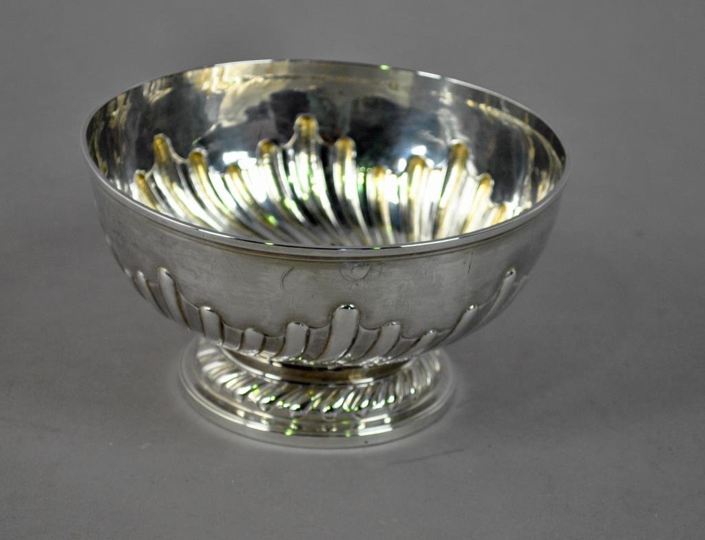 GEORGE IV STERLING FOOTED BOWL: London hallmarks, 1833, John, Henry & Charles Lias, in swirl and fluted decoration, 3.5x7in., 10.2ozt.