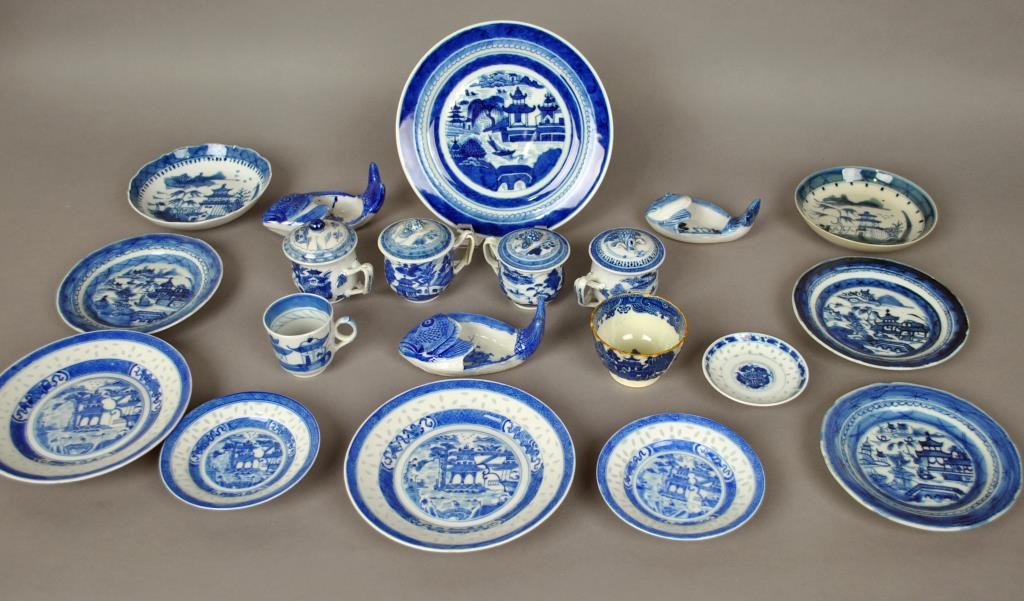 (20+) CHINESE EXPORT BLUE & WHITE TABLEWARES: including 5 rice pattern dishes, 3 small plates, a dinner plate, 2 shallow bowls, 4 double strap teacups, 4 teacup covers, 3 fish dishes, and 2 odd teacups, some with minor rubs and roughness