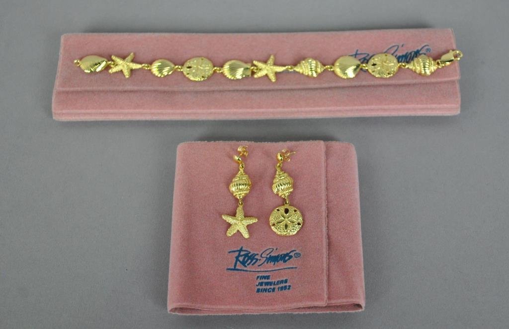 ROSS SIMONS GOLD SEA LIFE PARURE: in shell, starfish and sand dollar links, comprising an 8" bracelet, and a pair of 1.75" pierced dangle earrings, in yellow gold stamped 14K, 21.2gms.