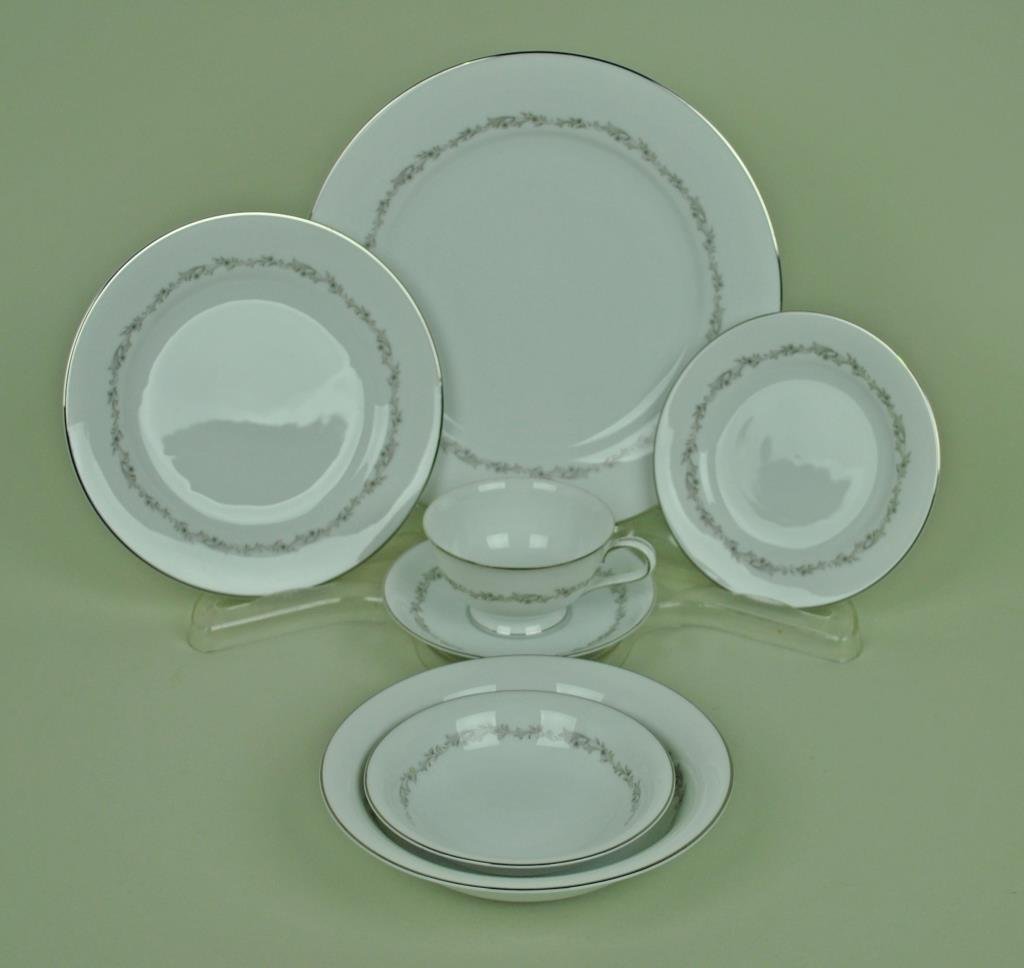 91-PIECE NORITAKE CRESTMONT CHINA SERVICE: complete for twelve including 12 each dinner plates, soup bowls, salad plates, berry bowls, bread plates, cups & saucers, 2-10" open vegetables, a 12" platter, a 14" platter, a gravy boat, and a cream