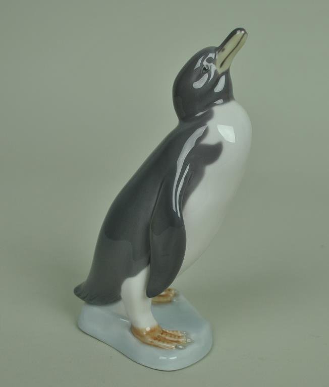 LLADRO FIGURINE - PENGUIN: #5247, 6.5in.