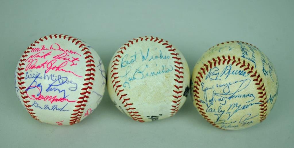 (2) AUTOGRAPHED TEAM BALLS – WHITE SOX & SF GIANTS: 1959 AL Champion Chicago White Go-Go-Sox team ball (American League Joe Cronin ball) signed with 24 autographs including Norm Cash, Barry Latman, Jim McAnany, Leo Durocher (Bonus !), Manager Al Lopez,
