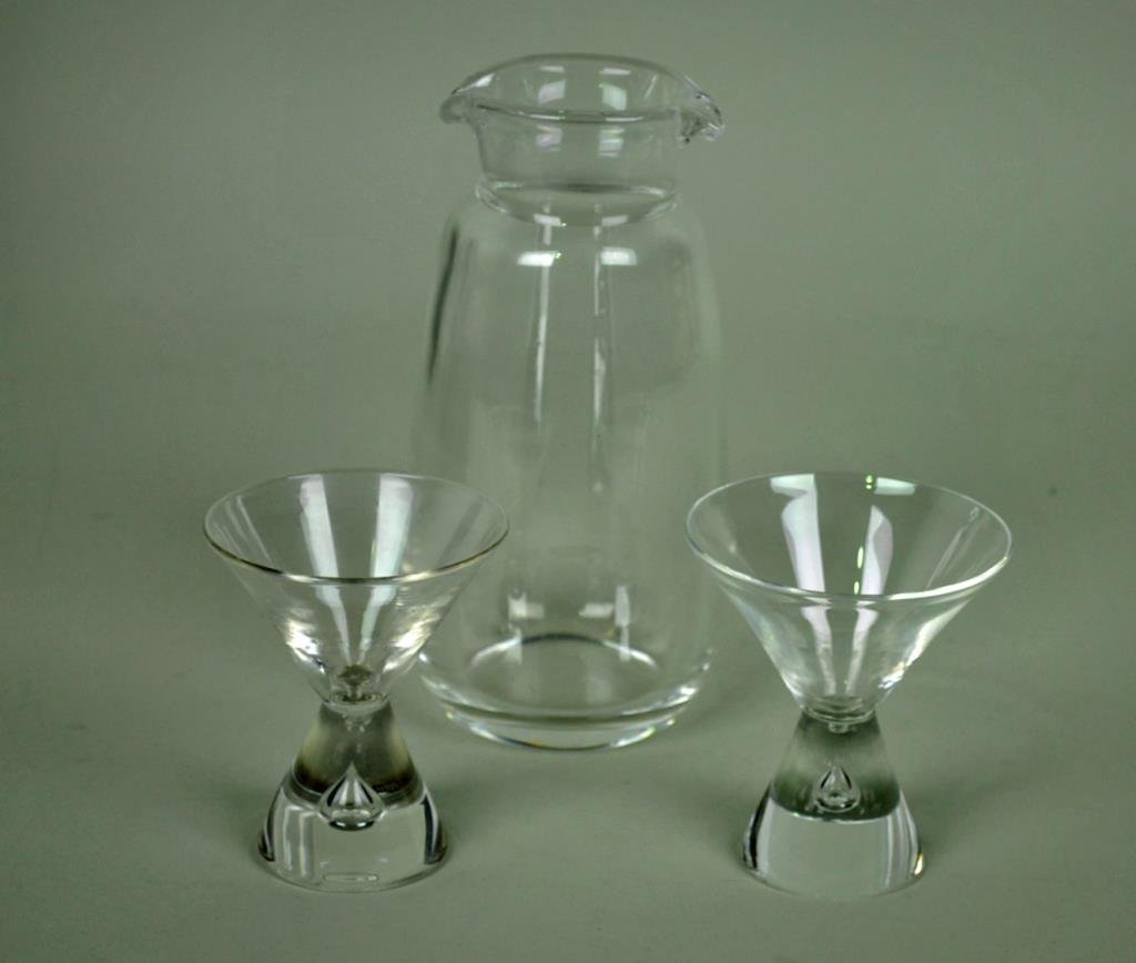 STEUBEN 4-PIECE HONEYMOON MARTINI SET: includes cocktail shaker, tear-drop stopper and 2 tear-drop martini glasses, shaker height 8.5in., with as-is original box with bags
