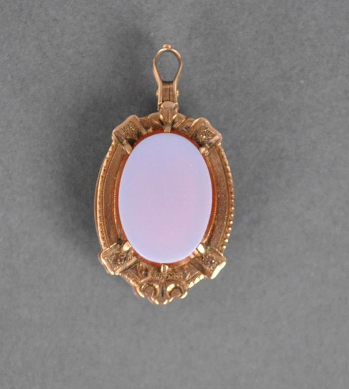 VICTORIAN 10K AGATE LOCKET PENDANT: with hinged opening, in yellow gold, tests 10K, approx. 1in. excluding bale, 7.6gms.