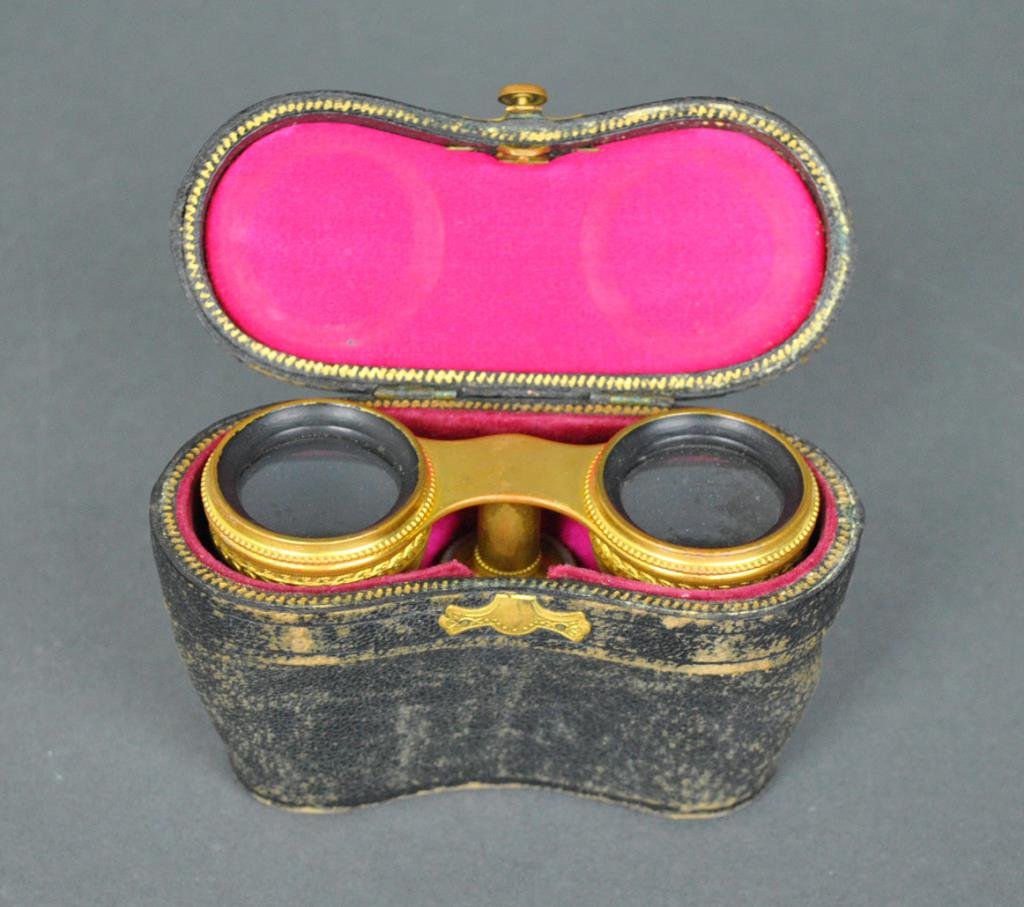 LEMAIRE FRENCH MOTHER OF PEARL OPERA GLASSES: marked Lemaire FI Paris, 2x4in.