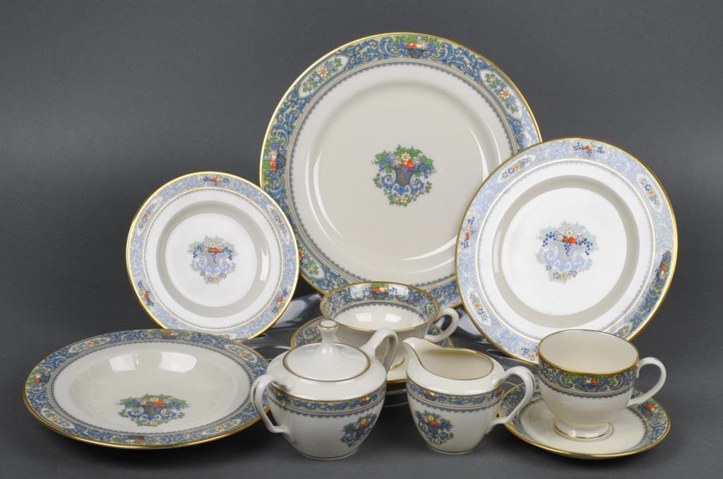 92-PIECE LENOX AUTUMN CHINA SET: including 12 each dinner plates, soup bowls, salad plates, bread & butter plates, tea cups and saucers, and 10 coffee cups, service pieces include 2 oval open vegetables (9in.), 2 oval platters (13-16